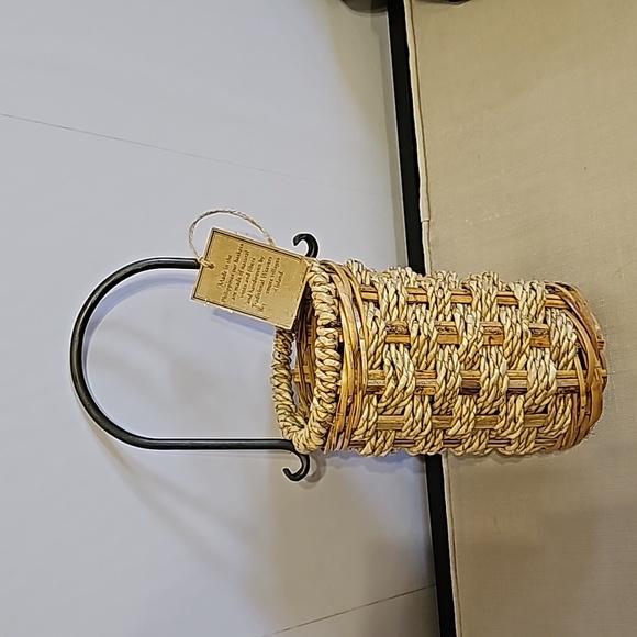 Basket with Metal Handle - Picture 3 of 9